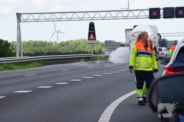 Vrachtwagen botst achterop tankwagen, snelweg volledig afgesloten vanwege lekkage