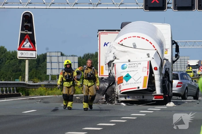 Vrachtwagen botst achterop tankwagen, snelweg volledig afgesloten vanwege lekkage