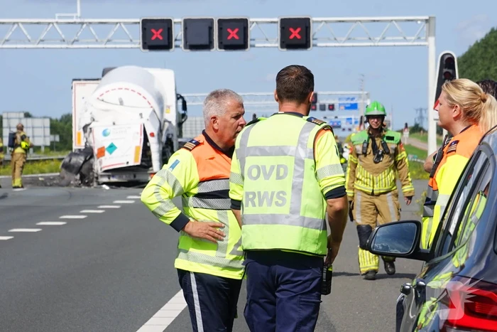 Vrachtwagen botst achterop tankwagen, snelweg volledig afgesloten vanwege lekkage