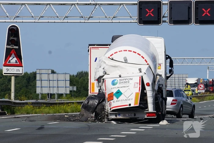 Vrachtwagen botst achterop tankwagen, snelweg volledig afgesloten vanwege lekkage