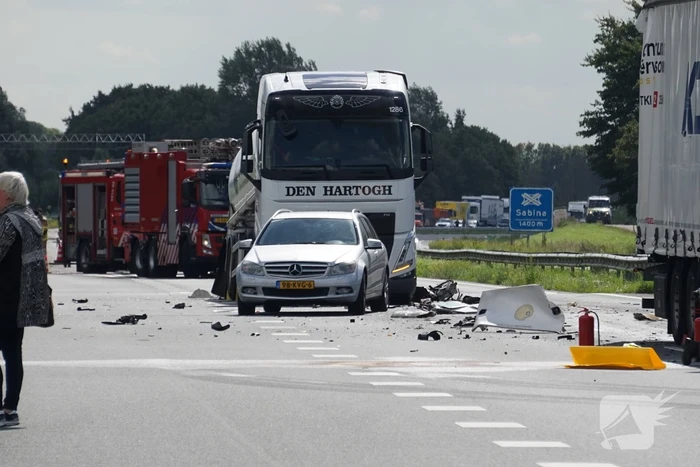 Vrachtwagen botst achterop tankwagen, snelweg volledig afgesloten vanwege lekkage