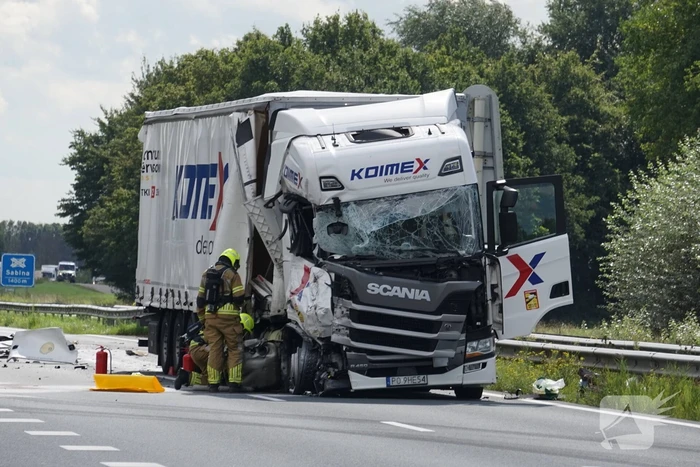 Vrachtwagen botst achterop tankwagen, snelweg volledig afgesloten vanwege lekkage