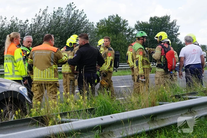 Vrachtwagen botst achterop tankwagen, snelweg volledig afgesloten vanwege lekkage