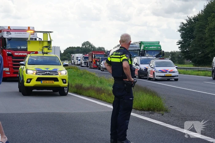 Vrachtwagen botst achterop tankwagen, snelweg volledig afgesloten vanwege lekkage