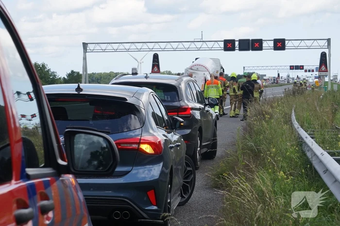 Vrachtwagen botst achterop tankwagen, snelweg volledig afgesloten vanwege lekkage