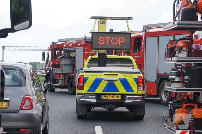 Vrachtwagen botst achterop tankwagen, snelweg volledig afgesloten vanwege lekkage