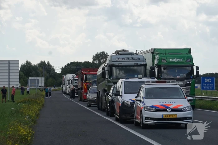 Vrachtwagen botst achterop tankwagen, snelweg volledig afgesloten vanwege lekkage