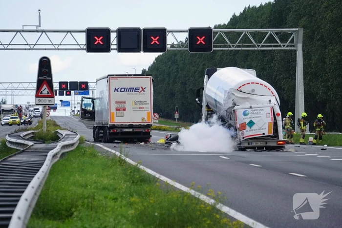 Vrachtwagen botst achterop tankwagen, snelweg volledig afgesloten vanwege lekkage