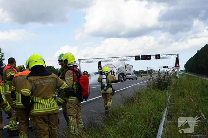 Vrachtwagen botst achterop tankwagen, snelweg volledig afgesloten vanwege lekkage