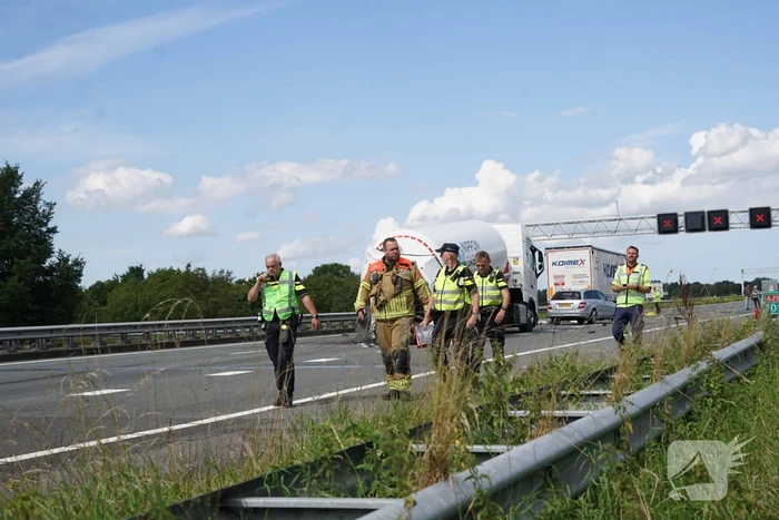 Vrachtwagen botst achterop tankwagen, snelweg volledig afgesloten vanwege lekkage
