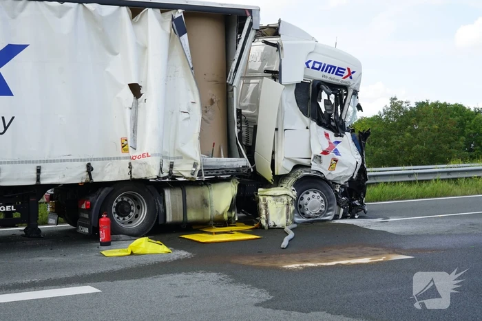 Vrachtwagen botst achterop tankwagen, snelweg volledig afgesloten vanwege lekkage