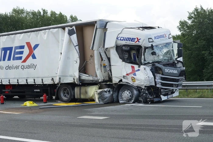 Vrachtwagen botst achterop tankwagen, snelweg volledig afgesloten vanwege lekkage