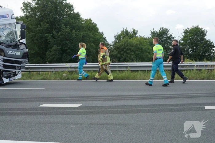 Vrachtwagen botst achterop tankwagen, snelweg volledig afgesloten vanwege lekkage