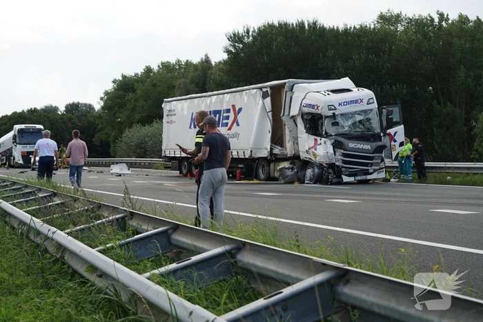 Vrachtwagen botst achterop tankwagen, snelweg volledig afgesloten vanwege lekkage