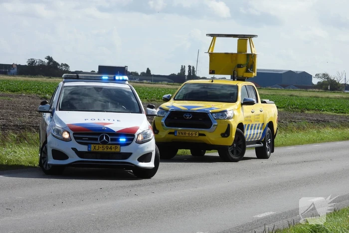 Auto belandt in ondiepe sloot
