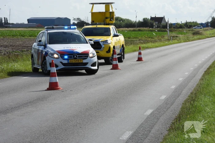 Auto belandt in ondiepe sloot