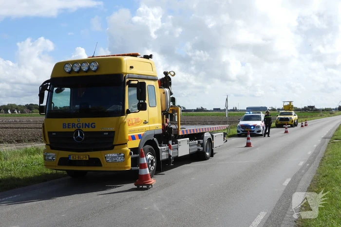 Auto belandt in ondiepe sloot