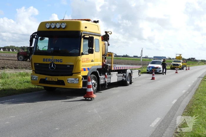 Auto belandt in ondiepe sloot