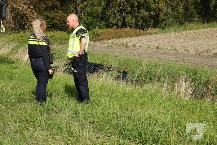Auto belandt in ondiepe sloot