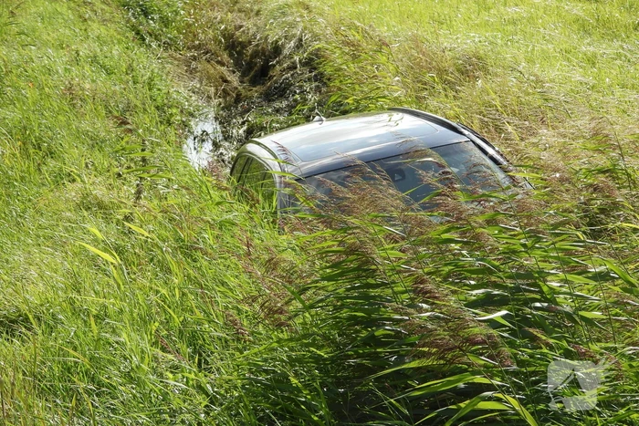 Auto belandt in ondiepe sloot
