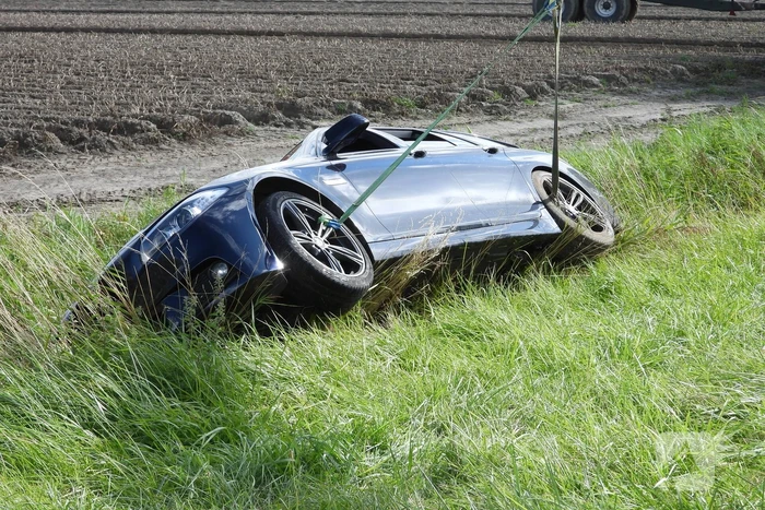 Auto belandt in ondiepe sloot