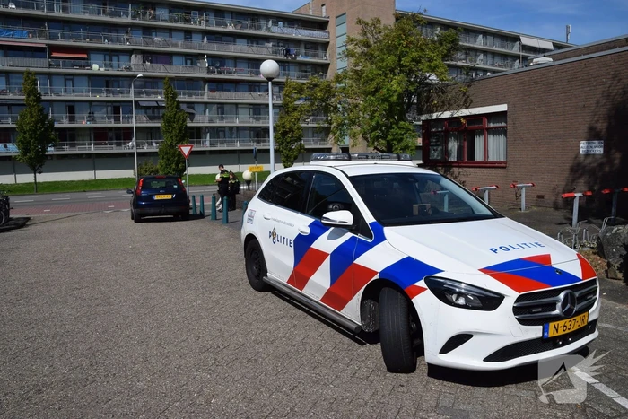 Automobilist en scooterrijder in botsing