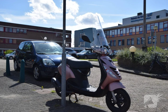 Automobilist en scooterrijder in botsing