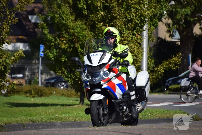 Automobilist en scooterrijder in botsing