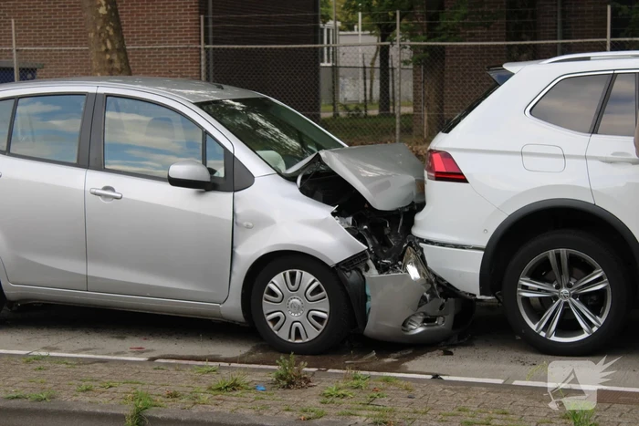 Persoon gewond bij botsing tussen drie voertuigen