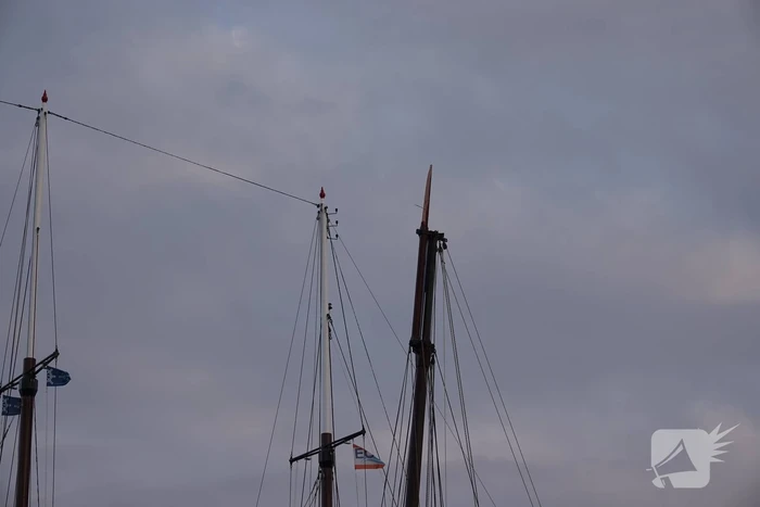 Mast breekt op schip met twintig kinderen