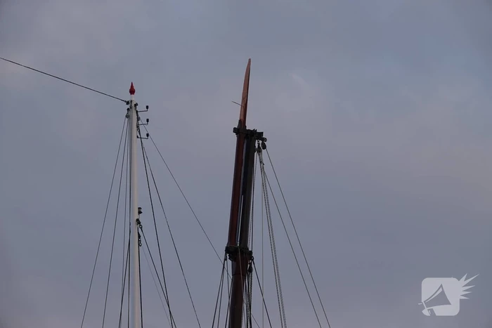 Mast breekt op schip met twintig kinderen