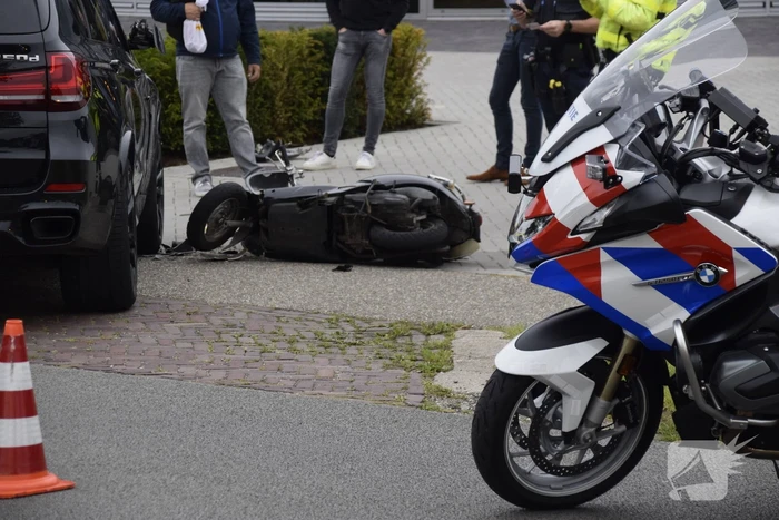 Automobilist ziet scooterrijder over het hoofd