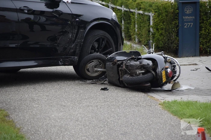 Automobilist ziet scooterrijder over het hoofd