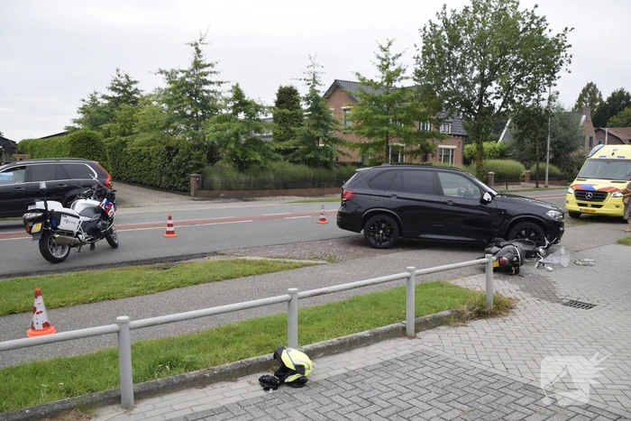 Automobilist ziet scooterrijder over het hoofd