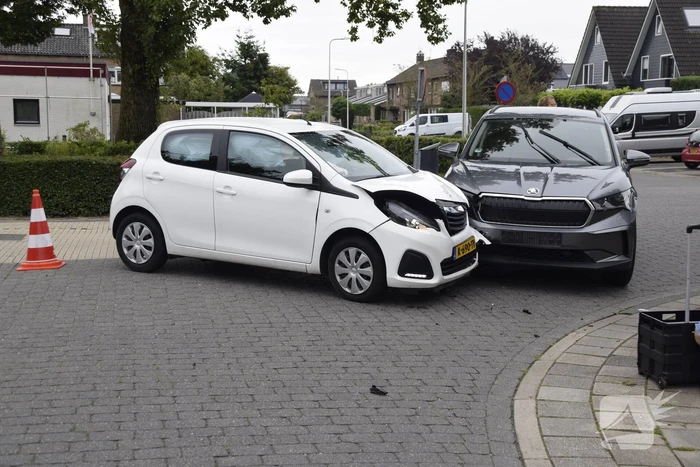 Twee auto's beschadigd bij ongeval op kruising