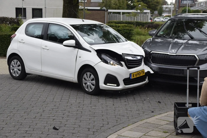 Twee auto's beschadigd bij ongeval op kruising