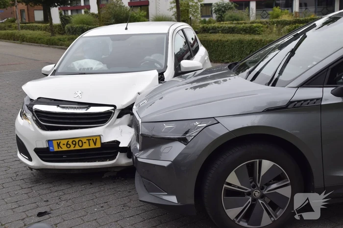 Twee auto's beschadigd bij ongeval op kruising