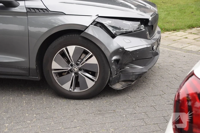 Twee auto's beschadigd bij ongeval op kruising