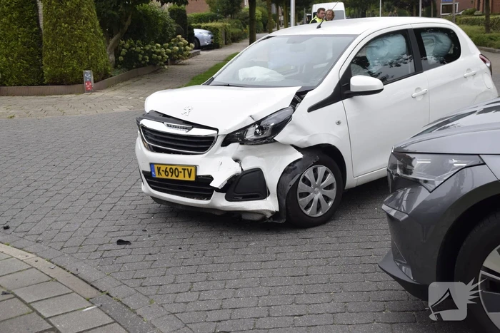 Twee auto's beschadigd bij ongeval op kruising