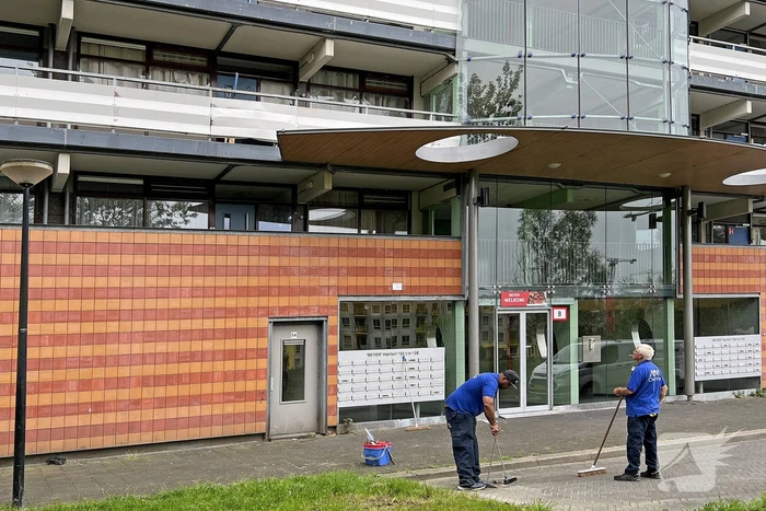 Schade na explosie op galerij van flat