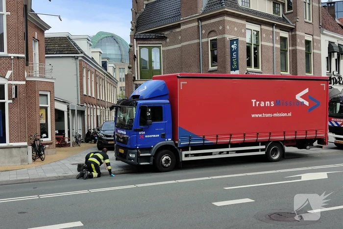 Vrachtwagen rijdt dieseltank lek