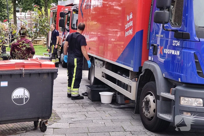 Vrachtwagen rijdt dieseltank lek