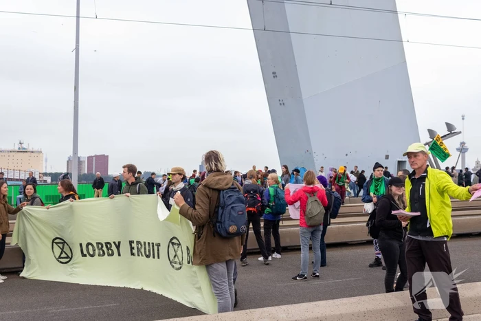 Extinction Rebellion blokkeren Erasmusbrug bij demonstratie tijdens Wereldhavendagen