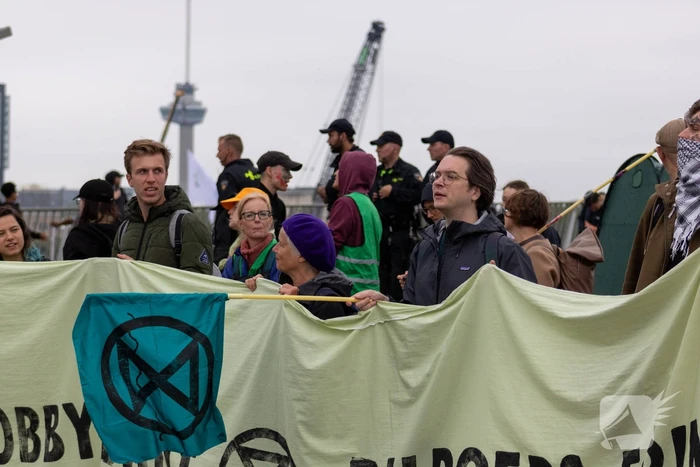 Extinction Rebellion blokkeren Erasmusbrug bij demonstratie tijdens Wereldhavendagen