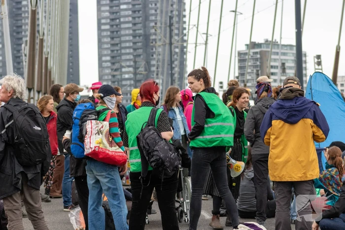Extinction Rebellion blokkeren Erasmusbrug bij demonstratie tijdens Wereldhavendagen