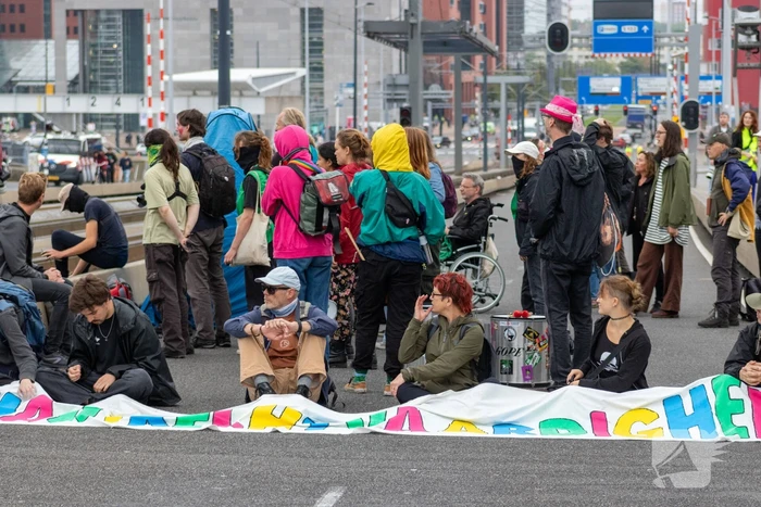 Extinction Rebellion blokkeren Erasmusbrug bij demonstratie tijdens Wereldhavendagen