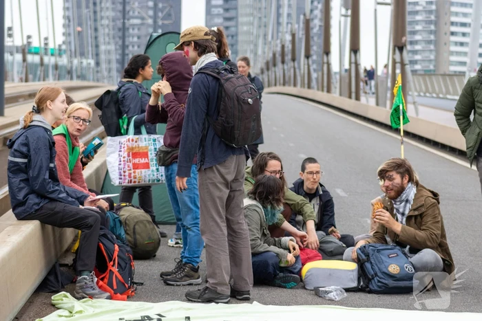 Extinction Rebellion blokkeren Erasmusbrug bij demonstratie tijdens Wereldhavendagen