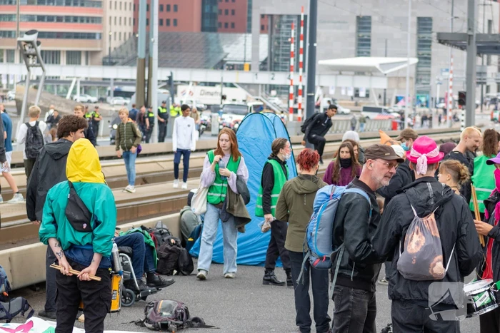 Extinction Rebellion blokkeren Erasmusbrug bij demonstratie tijdens Wereldhavendagen