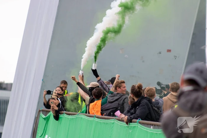 Extinction Rebellion blokkeren Erasmusbrug bij demonstratie tijdens Wereldhavendagen