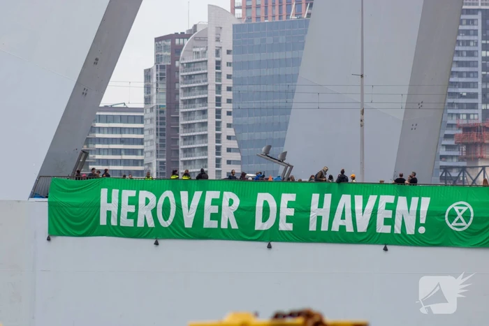 Extinction Rebellion blokkeren Erasmusbrug bij demonstratie tijdens Wereldhavendagen